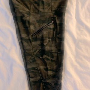 Reebok camo legging w zip pockets